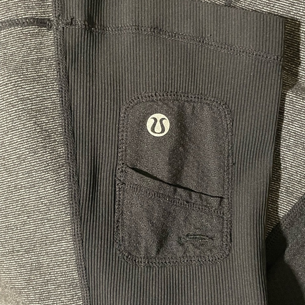LULULEMON Run Switch Back 1/2 Zip Reversible Pullover grey black/black, size 4 - Picture 11 of 11